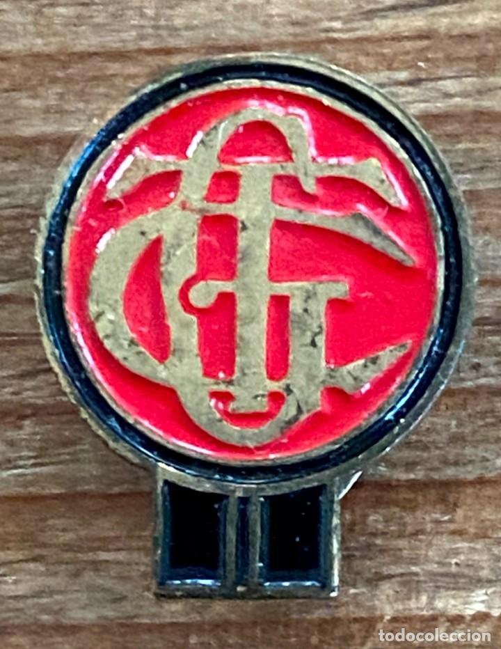 Collection pins: ANTIGUA INSIGNIA DE SOLAPA CON LAS INICIALES GTC, MIDE 1,7 CMS.