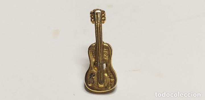 Pins de colecci&oacute;n: Peque&ntilde;o pin en forma de guitarra o viol&iacute;n. Dorado