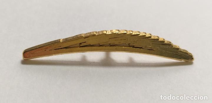Collection pins: BROCHE PIN HOJA DORADA. 3 CM DE LARGO