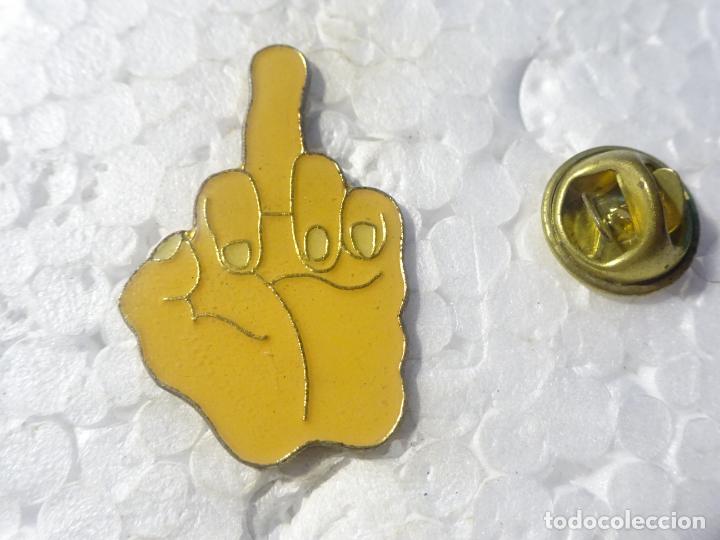 Pins e Spille di collezione: PIN INSULTO DEDO PEINETA