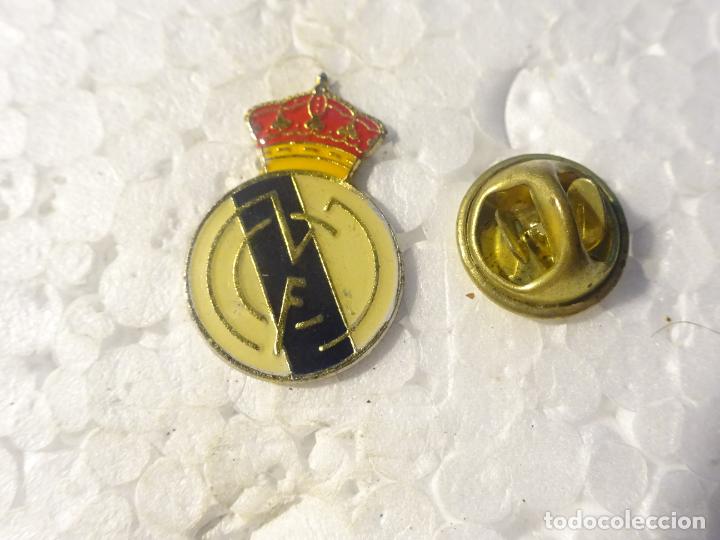 Pins e Spille di collezione: PIN DE DEPORTES. F&Uacute;TBOL. REAL MADRID CF ESCUDO MEDIANO