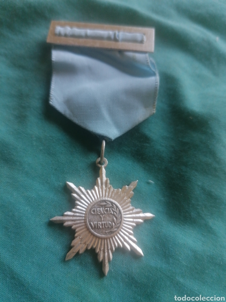 Sammlung von Pins: Pin tipo insignia condecoraci&oacute;n escolar donde se lee ciencia y virtud medalla