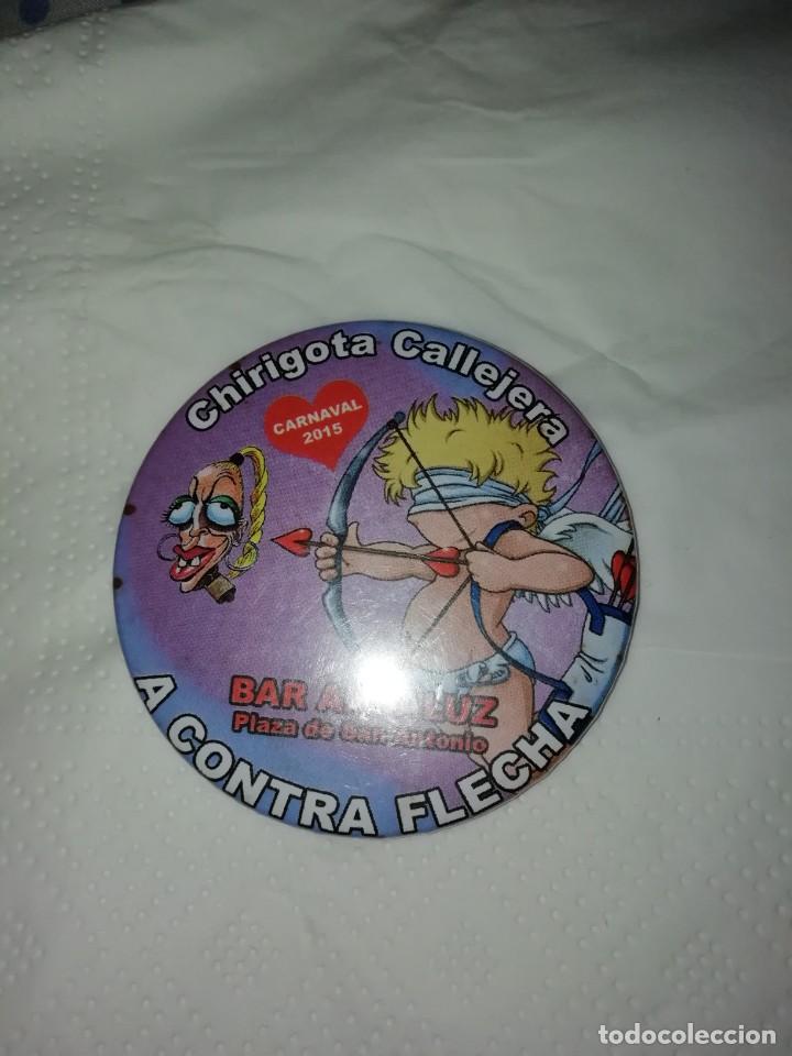 Pins de colecci&oacute;n: Carnaval de C&aacute;diz chapa grande chirigota callejera a contra flechas