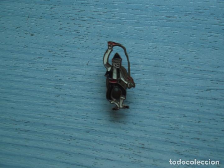 Pins de colecci&oacute;n: ANTIGUO PIN DE OJAL SIDRA EL ESCANCIADOR
