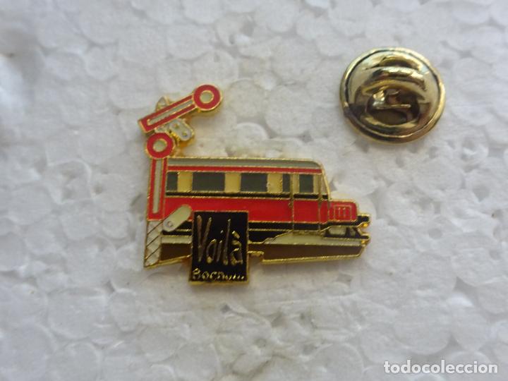 Sammlung von Pins: PIN DE TRENES FERROCARRILES. SUIZA. TREN PASO A NIVEL