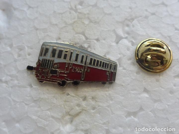Pins e Spille di collezione: PIN DE TRENES FERROCARRILES. SUIZA. LOCOMOTORA ANTIGUA
