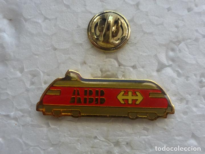 Pins e Spille di collezione: PIN DE TRENES FERROCARRILES. SUIZA. LOCOMOTORA ABB
