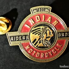 Pins de colección: PIN - INDIAN MOTORCYCLE, RIDERS CLUB, EST 1901 USA. Lote 358491275