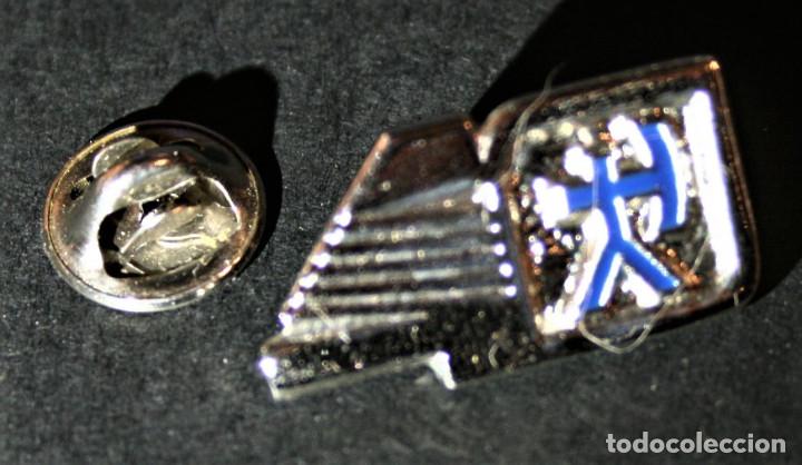 Pins de colecci&oacute;n: PIN - 40 Y HOMBRE CON ARCO &iquest;? - Foto 1