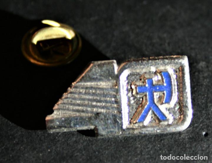 Pins de colecci&oacute;n: PIN - 40 Y HOMBRE CON ARCO &iquest;? - Foto 2