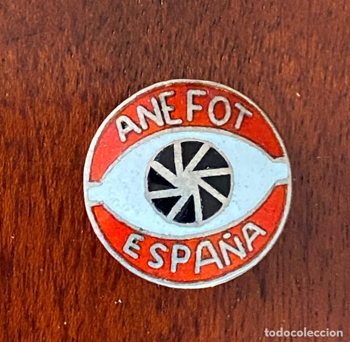 Pin's de collection: ANTIGUO PIN INSIGNIA DE OJAL ANEFOT, ASOCIACION NACIONAL DE EMPRESAS FOTOGRAFICAS DE ESPA&Ntilde;A, A&Ntilde;OS 50