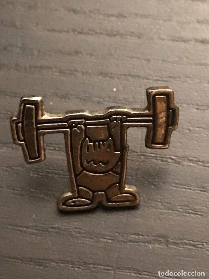 Pins de colecci&oacute;n: PIN OLIMPICO JUEGOS BARCELONA 92 1992 MASCOTA COBI HALTEROFILIA PESAS PLATEADO