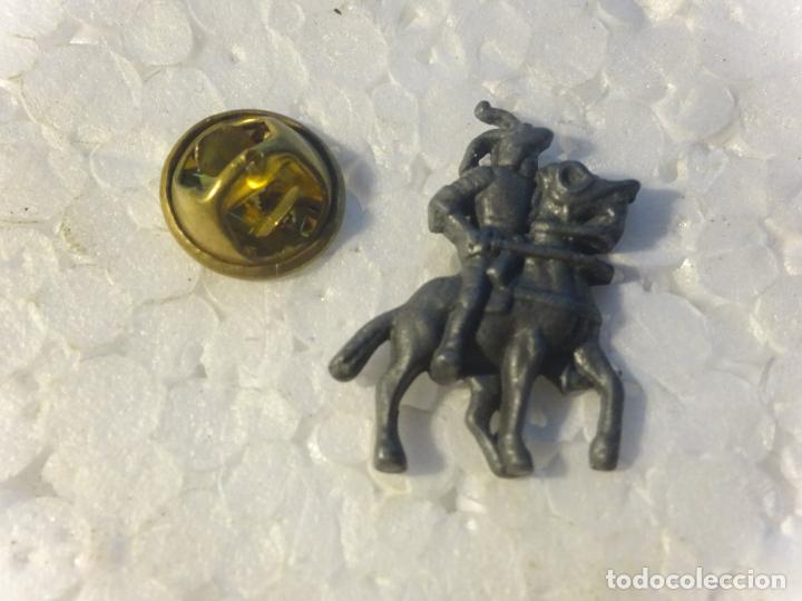 Pin's de collection: PIN DE TURISMO. TRUJILLO. C&Aacute;CERES ESTATUA ECUESTRE DE PIZARRO