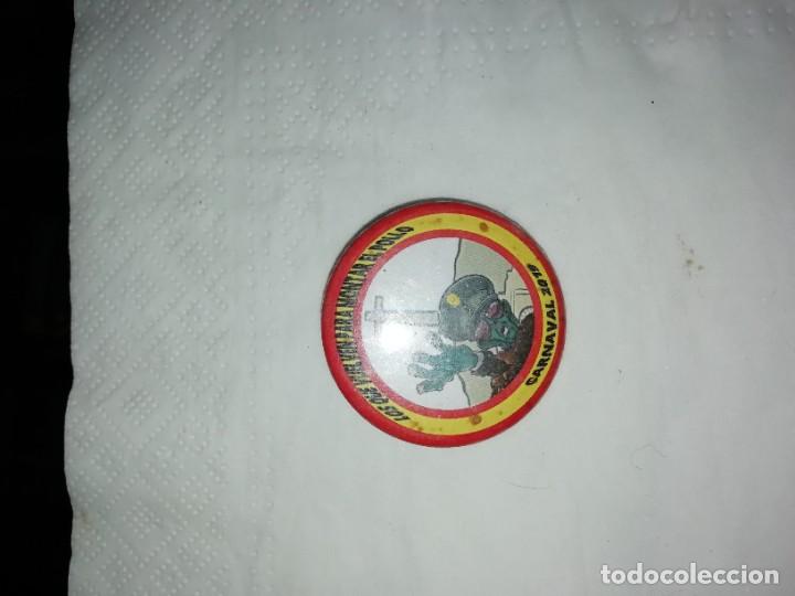 Pins de colecci&oacute;n: Carnaval de C&aacute;diz libreto chapa chirigota callejera los que vuelven para montar el pollo