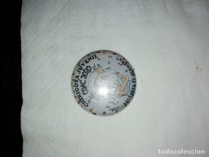 Pins de colecci&oacute;n: Carnaval de C&aacute;diz chapa chirigota juvenil 2020 seu, aqu&iacute; est&aacute; tu hermana