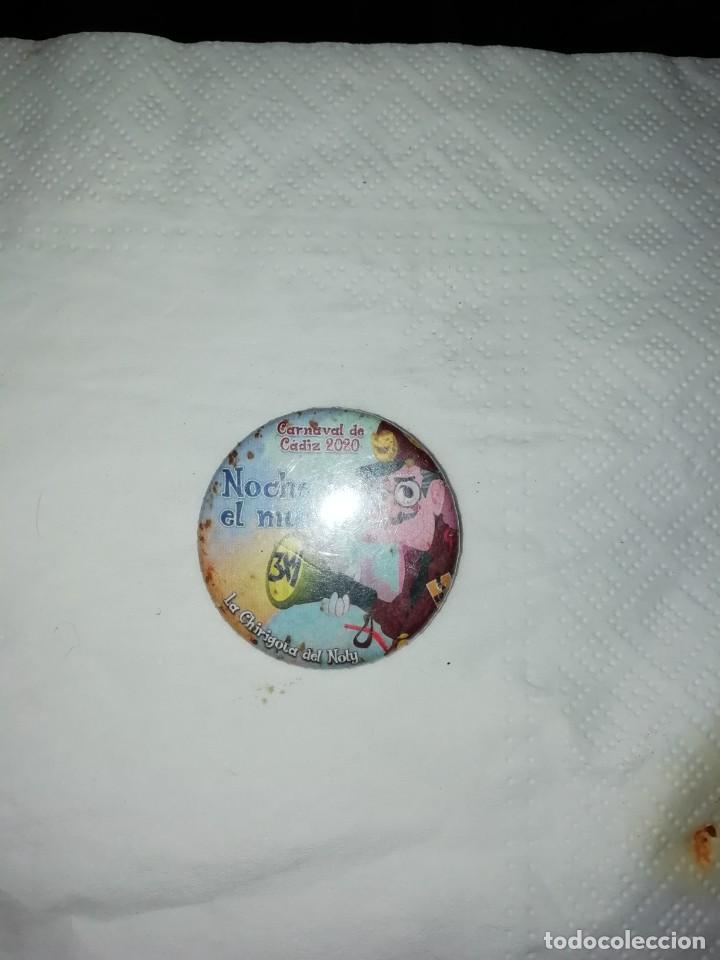 Pins de colecci&oacute;n: Carnaval de C&aacute;diz chapa chirigota del noly noche en el museo