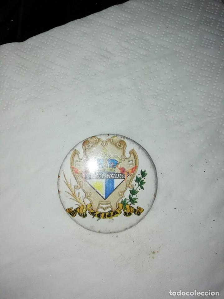Pins de colecci&oacute;n: Carnaval de C&aacute;diz chapa chirigota callejera los procesionales agrupaci&oacute;n de ecija 2020