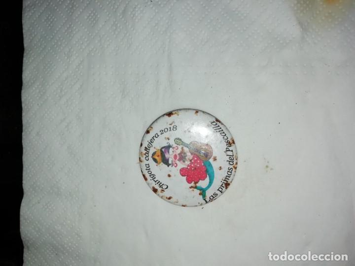 Pins de colecci&oacute;n: Carnaval de C&aacute;diz chapa chirigota callejera las primas del pescadilla 2018