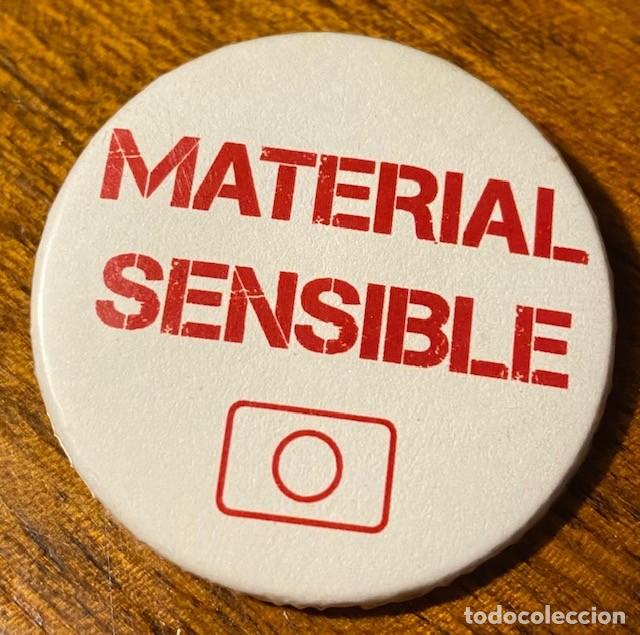 Pins de colecci&oacute;n: MATERIAL SENSIBLE - CHAPA CON IMPERDIBLE - Foto 1