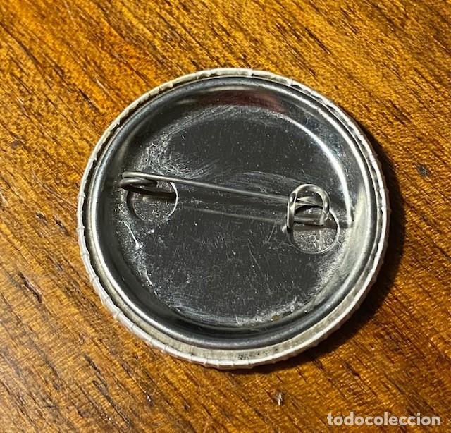 Pins de colecci&oacute;n: MATERIAL SENSIBLE - CHAPA CON IMPERDIBLE - Foto 2