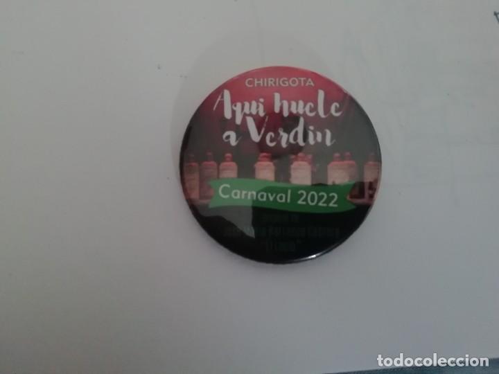 Pins de colecci&oacute;n: Carnaval de C&aacute;diz chapa chirigota aqu&iacute; huele a verdin