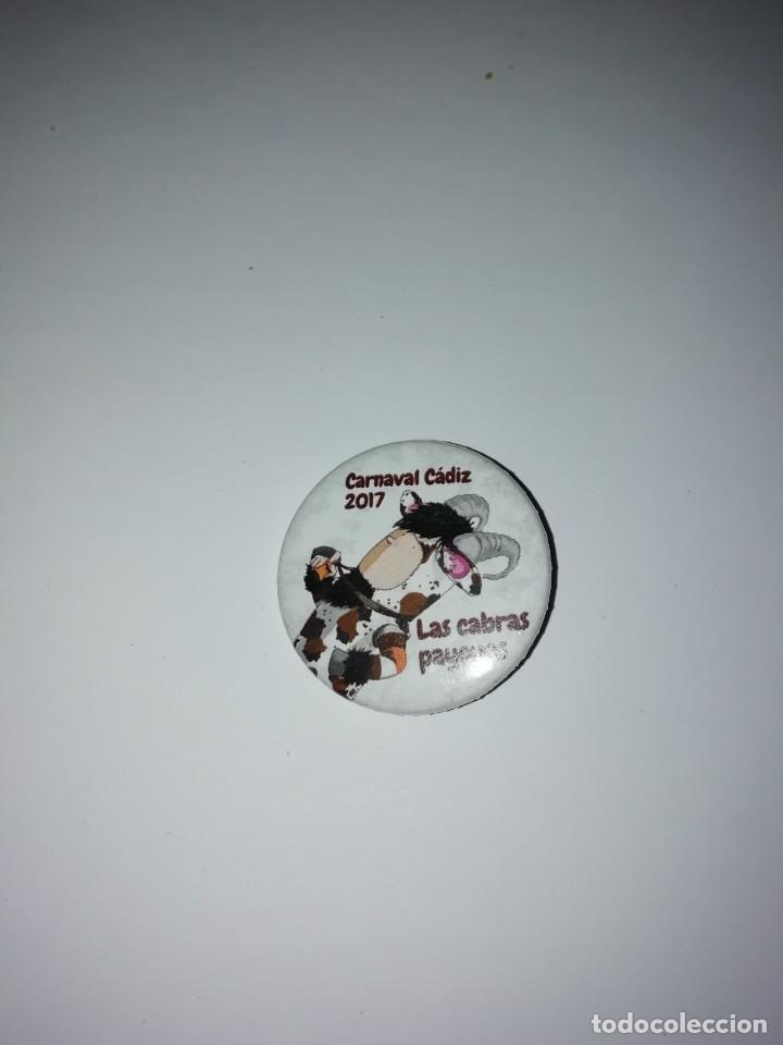 Pins de colecci&oacute;n: Carnaval de C&aacute;diz chapa chirigota callejera las cabras payoyas 2017