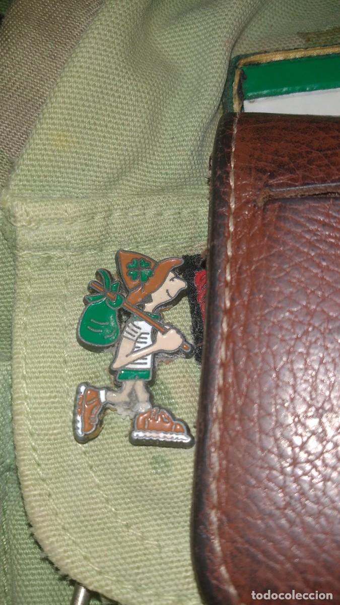 Pins de colecci&oacute;n: pin de caminante antiguo