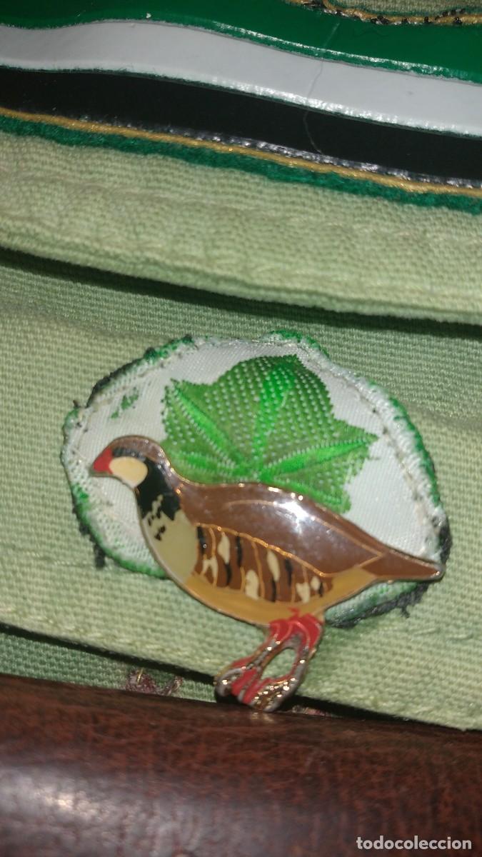 Pins de colecci&oacute;n: perdiz roja,pin muy antiguo