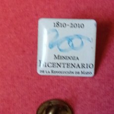 Pins de colección: BICENTENARIO PIN DE MENDOZA DE. LA REVOLUCIÓ DE MAYO. Lote 365652226