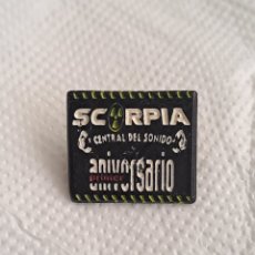 Pins de colección: PIN DISCOTECA SCORPIA LA CENTRAL DEL SONIDO 1° ANIVERSARIO (IGUALADA BARCELONA, 1994). RARO.. Lote 365807521
