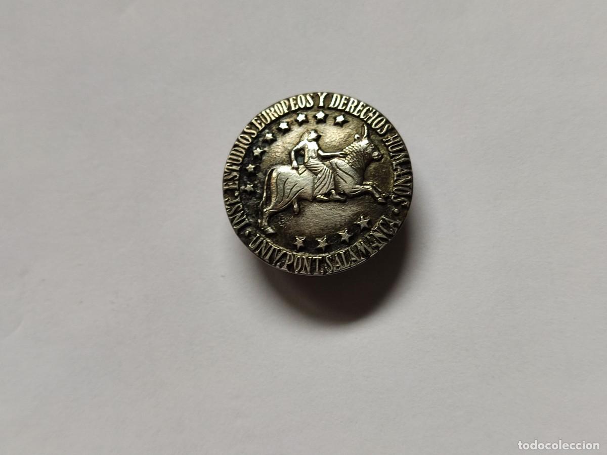 Pins e Spille di collezione: PIN TIPO SOLAPA DEL INSTITUTO ESTUDIOS EUROPEOS Y DERECHOS HUMANOS-UNIVERSIDAD PONTIF.SALAMANCA