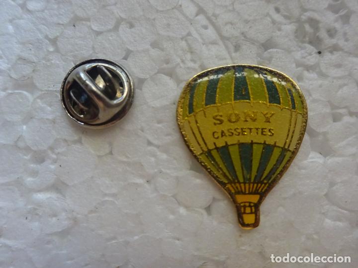 Pins e Spille di collezione: PIN GLOBO AEROST&Aacute;TICO. SONY CASSETTES