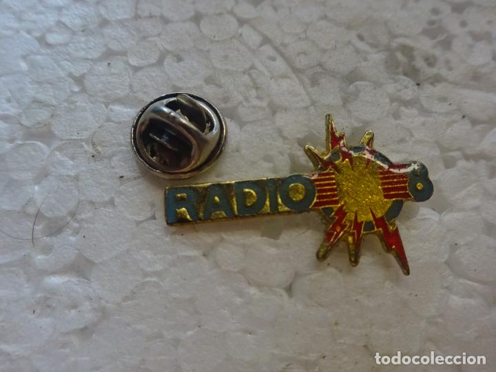Sammlung von Pins: PIN DE RADIO TELEVISI&Oacute;N. RADIO 8
