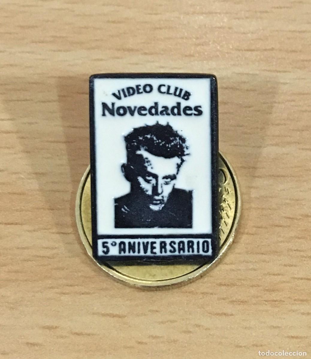 Pins de colecci&oacute;n: PIN 5&ordm; ANIVERSARIO DEL VIDEO CLUB NOVEDADES - IMAGEN DE JAMES DEAN