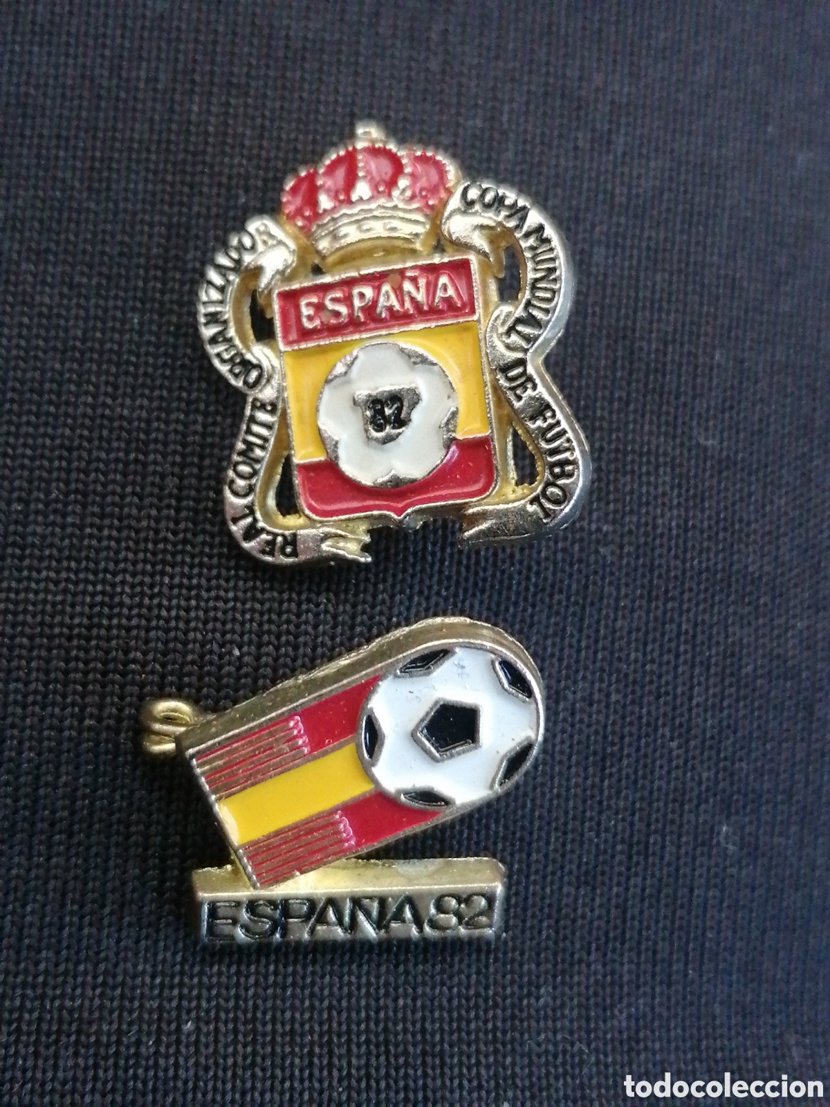 Pins de colecci&oacute;n: Lote de dos pins tipo insignia tipo imperdible mundial f&uacute;tbol World Cup Espa&ntilde;a 1982