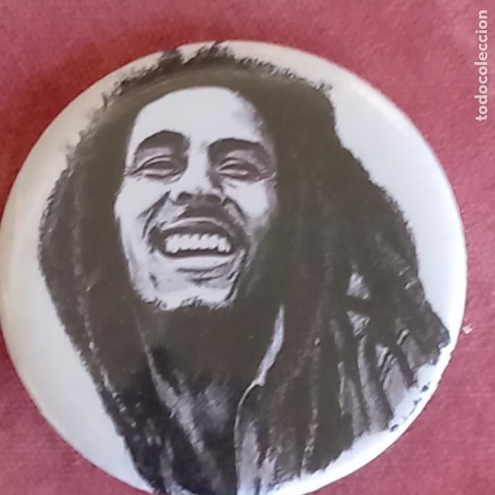 Pins de colecci&oacute;n: Antigua chapa solapa bob marley