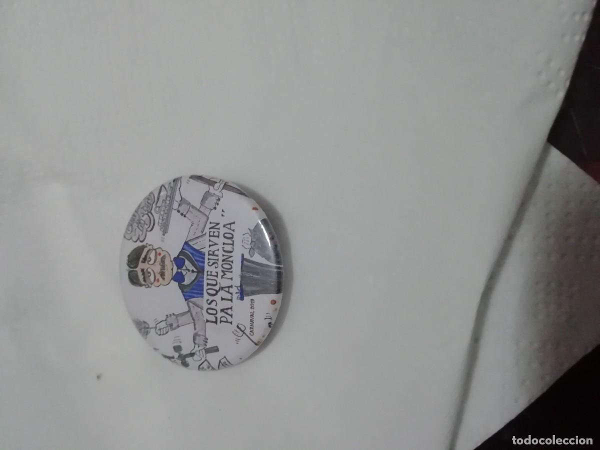 Pins de colecci&oacute;n: Carnaval de C&aacute;diz chapa chirigota callejera los que sirven pa la moncloa
