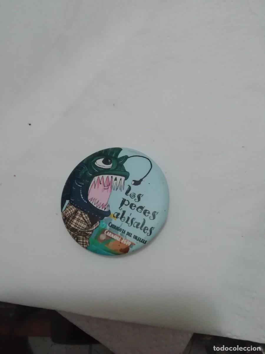 Pins de colecci&oacute;n: Carnaval de C&aacute;diz chapa chirigota callejera los peces abisales