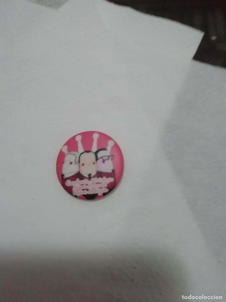 Pins de colecci&oacute;n: Carnaval de C&aacute;diz chapa showmancero escolania del colegio..