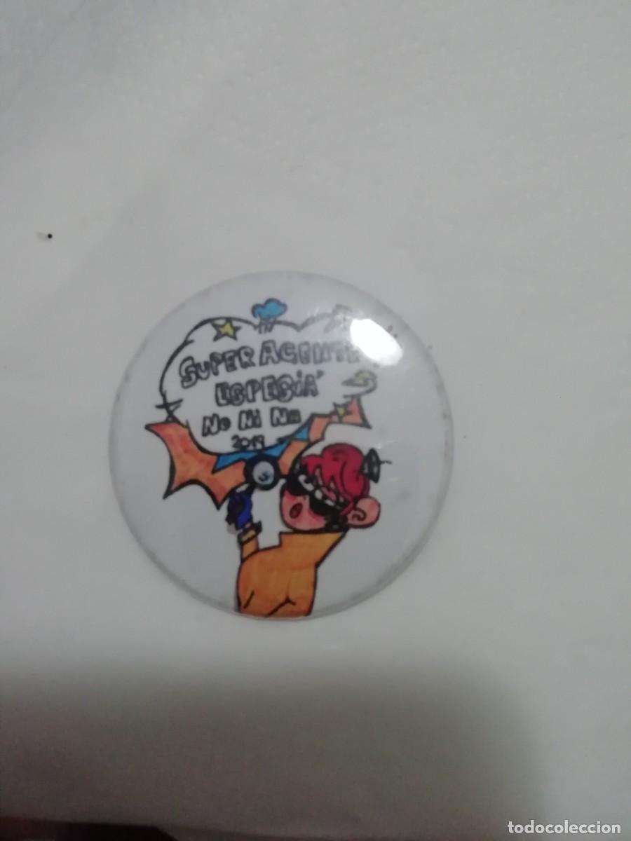 Pins de colecci&oacute;n: Carnaval de C&aacute;diz chapa chirigota callejera super agente espesis no ni na 2019