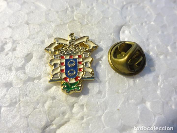 Pins de colecci&oacute;n: PIN DE TURISMO HER&Aacute;LDICA. ESCUDO HER&Aacute;LDICO DE MELILLA. DORADO