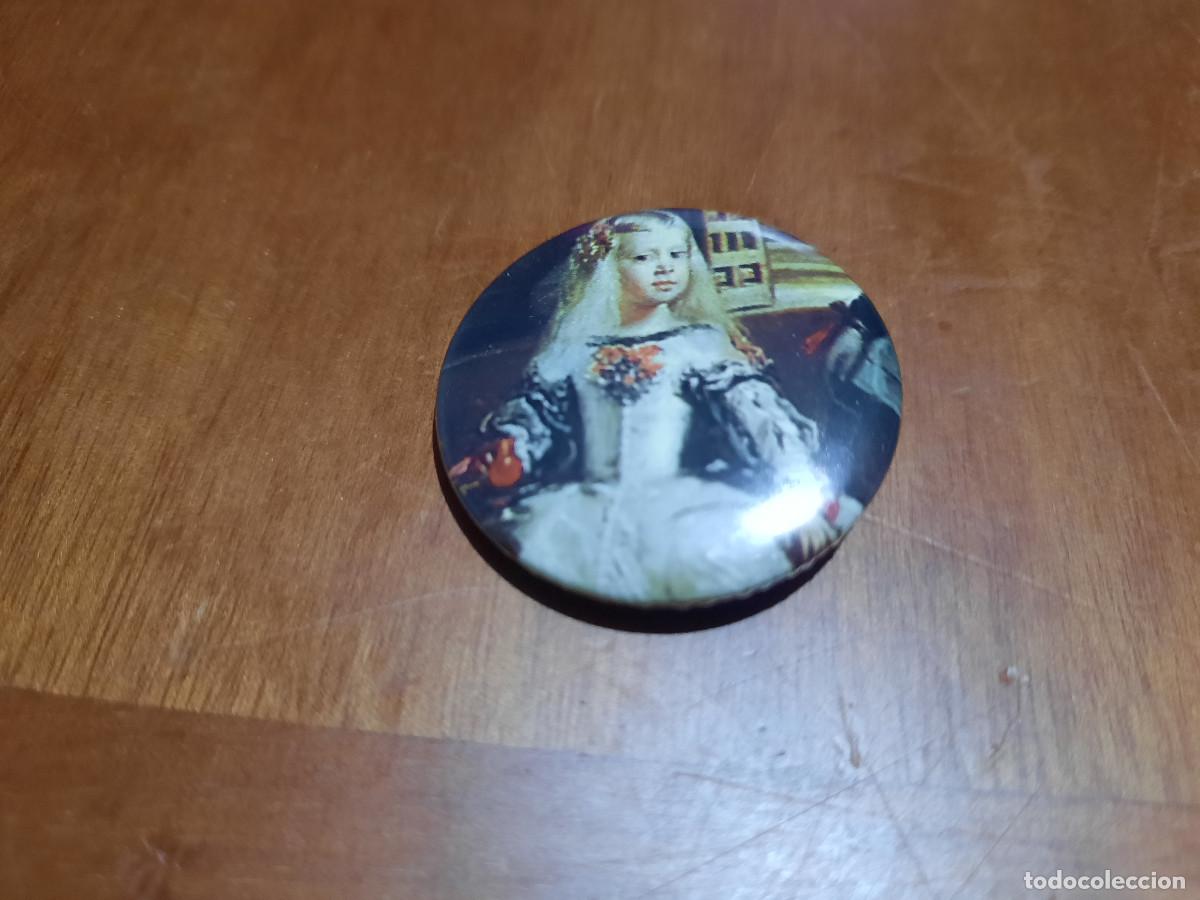 Pins de colecci&oacute;n: MENINA DE VEL&Aacute;ZQUEZ. PINTURA CHAPA. PIN. 0,31 MM. DETR&Aacute;S MET&Aacute;LICA. SIN USO. DIFICIL