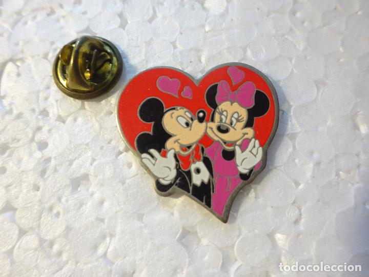 Pin's de collection: PIN DE DIBUJOS ANIMADOS. WALT DISNEY. MINNIE MICKEY MOUSE ENAMORADOS