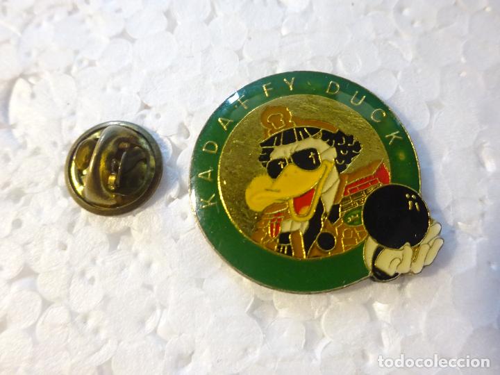 Sammlung von Pins: PIN DE DIBUJOS ANIMADOS. KADAFFY DUCK S&Aacute;TIRA POL&Iacute;TICA MILITAR MUAMAR GADAFI