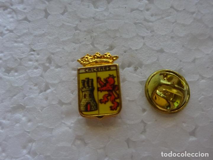 Pins de colecci&oacute;n: PIN TURISMO DE EXTREMADURA. ESCUDO HER&Aacute;LDICO DE C&Aacute;CERES