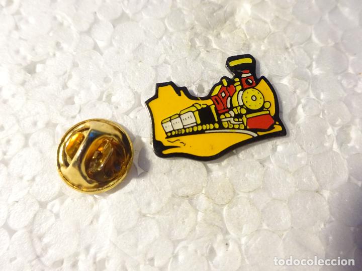 Pins e Spille di collezione: PIN DE TRENES FERROCARRILES. TREN LOCOMOTORA