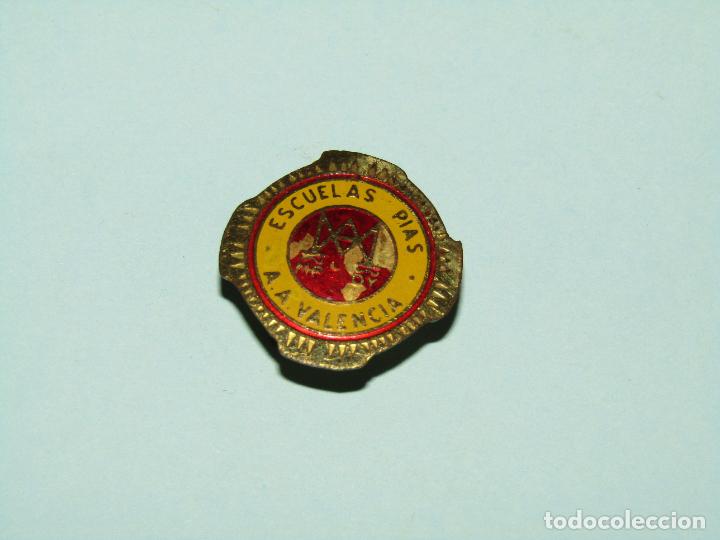 Pins de colecci&oacute;n: Antigua Insignia para Ojal de las Escuelas Pias de Valencia - A&ntilde;o 1960-70s.