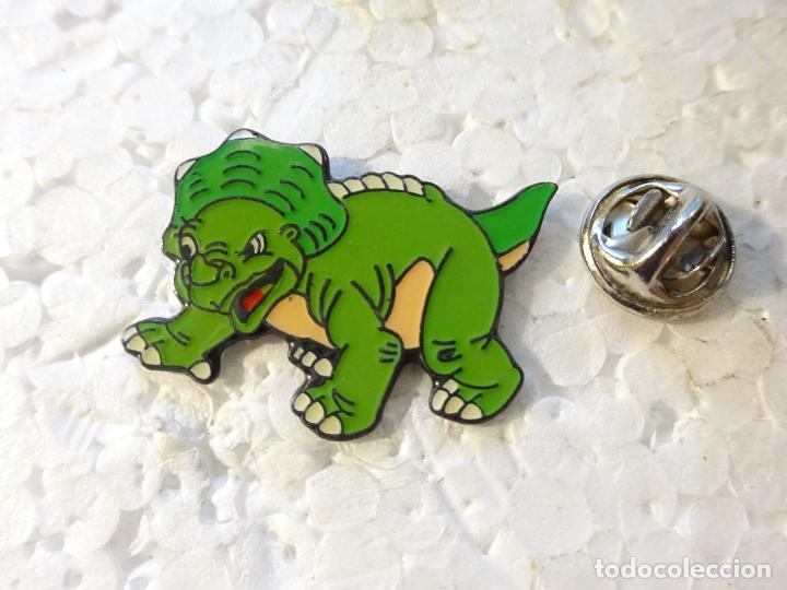 Collection pins: PIN DE DINOSAURIOS. TRICERATOPS