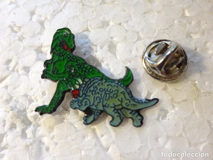 Pins e Spille di collezione: PIN DE DINOSAURIOS LUCHANDO