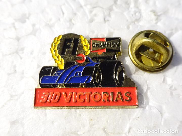 Pin's de collection: PIN DE COCHES MOTOS. CHAMPION BUJ&Iacute;AS. 310 VICTORIAS EN F1 F&Oacute;RMULA 1